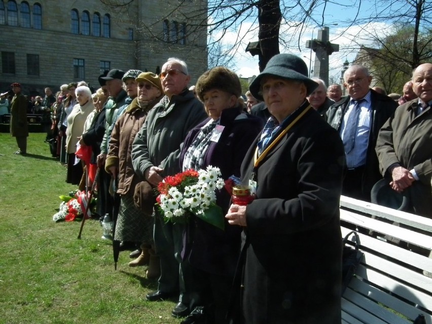 Poznańskie obchody przed pomnikiem Ofiar Katynia i Sybiru