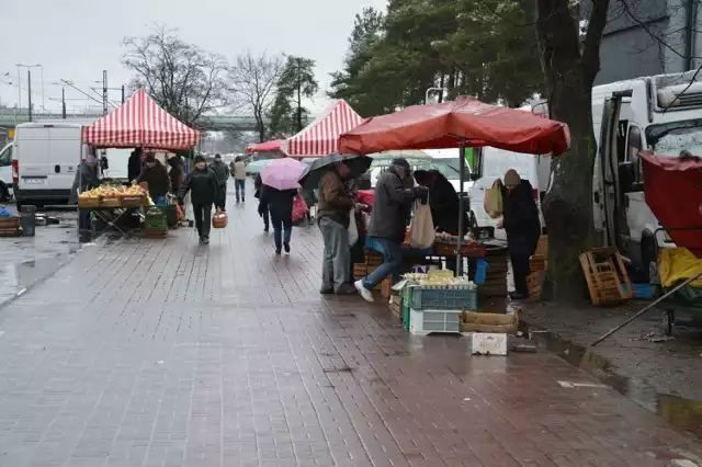 Na placu targowym w Stalowej Woli ruch był umiarkowany. Zobacz ceny warzyw i owoców na kolejnych zdjęciach>>>
