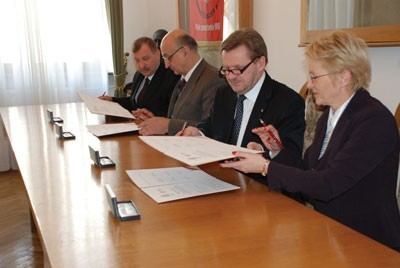 Prezydent Podraza i prof. Antoni Tajduś, rektor AHG,  podpisują umowę