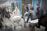 W autobusie i tramwaju we Wrocławiu może jechać tylko jedno dziecko w wózku. "Jako matka małego dziecka czuję się wykluczona" [TYLKO U NAS]