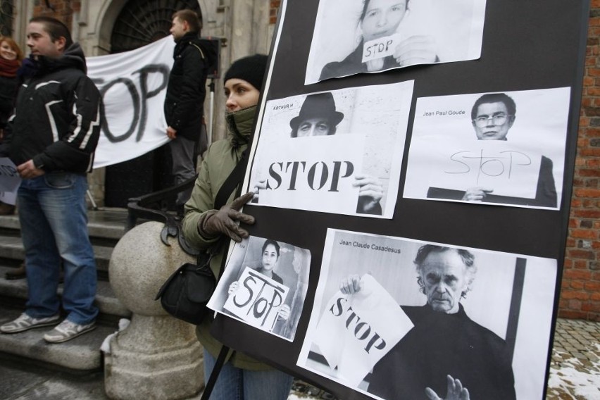 Wrocław: Protest pod ratuszem przeciwko wojnie w Syrii (ZDJĘCIA)