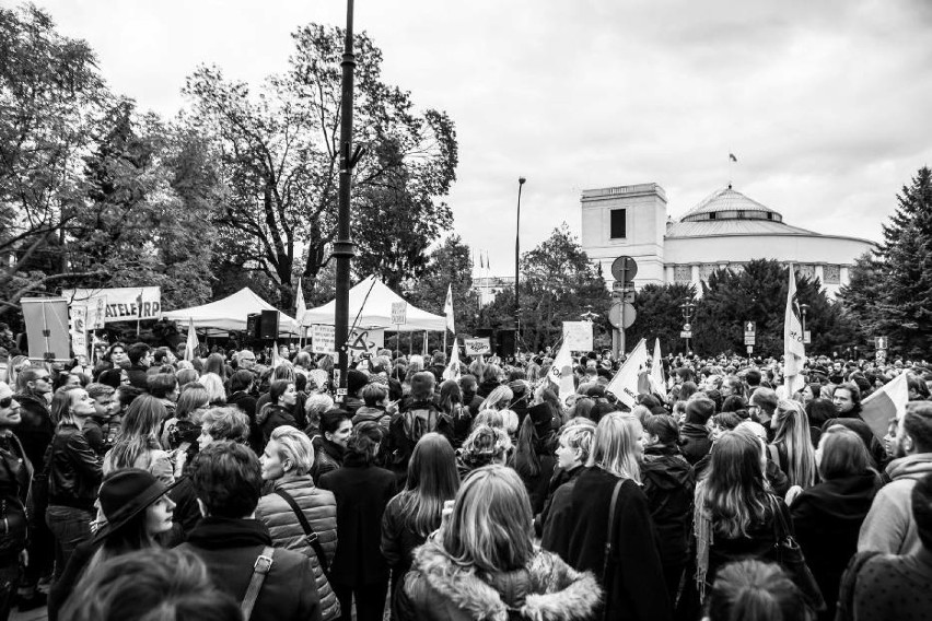 Czarny protest - 8 marca Warszawa, tysiące kobiet ponownie...