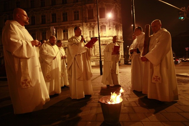 Liturgia światła i poświęcenie ognia u łódzkich Dominikanów