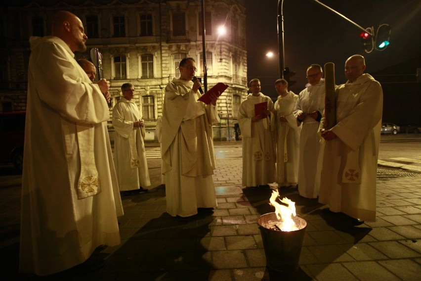 Liturgia światła i poświęcenie ognia u łódzkich Dominikanów
