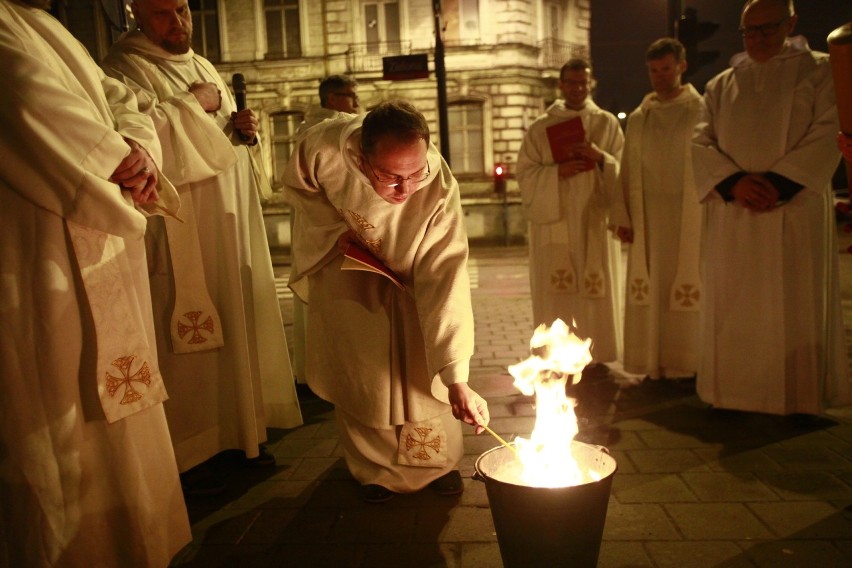 Liturgia światła i poświęcenie ognia u łódzkich Dominikanów