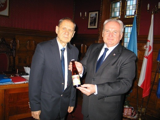 Sekretarz gminy i burmistrz Grodziska z jedną ze starych butelek "Piwa Grodziskiego".