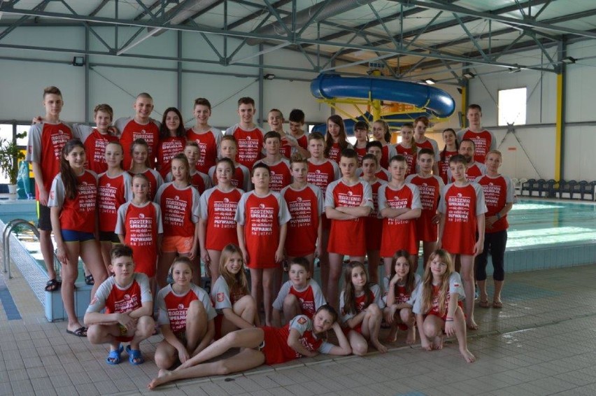 Młodzi pływacy Atola na obozie sportowym