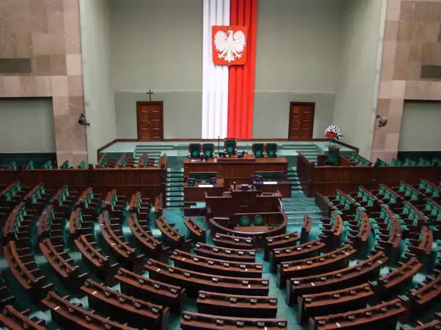 Krzyż sejmowy widoczny po lewej stronie od fotelu Marszałka Sejmu (http://commons.wikimedia.org/wiki/File:PolskiSejm102.jpg)