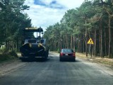 Remontują drogę Karwia - Ostrowo - Jastrzębia Góra. Za ok. 2 mln złotych będzie wygodniej, ale bez ścieżki rowerowej | ZDJĘCIA, WIDEO