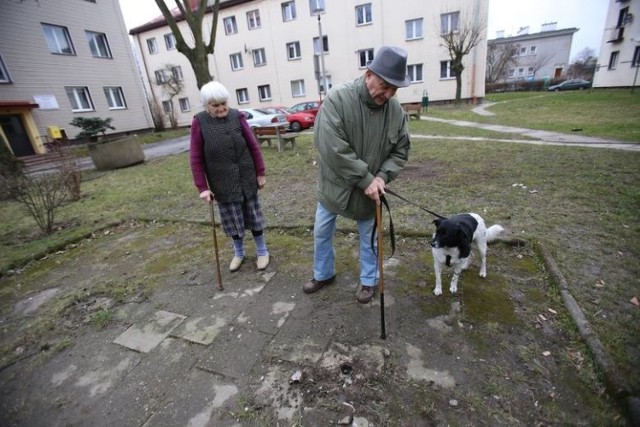 Spod łódzkich bloków znikają kolejne trzepaki.  Spółdzielnie je likwidują, bo sprawiają im same kłopoty: psują się, zajmują miejsce, przyciągają młodzież.  A dywany trzepią już tylko seniorzy. 

CZYTAJ DALEJ NA NASTĘPNYM SLAJDZIE

Trzepaki znikają z osiedli w całej Polsce. Na zdjęciu mieszkańcy przy wyciętym trzepaku z Dąbrowy Górniczej