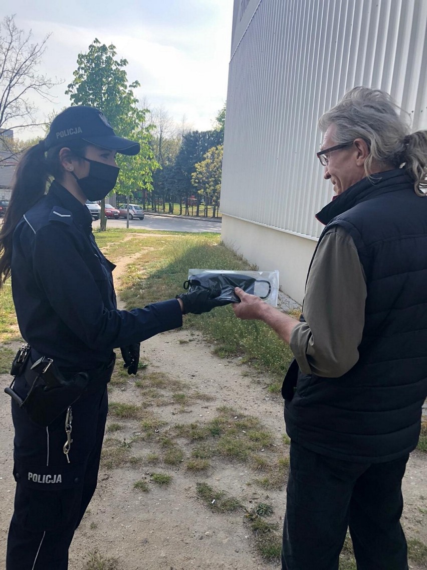 Policjanci w Skierniewicach zaczęli rozdawać maseczki ochronne [ZDJĘCIA]