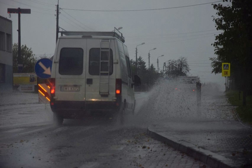 Jesienna burza w rejonie Wielunia. Podtopione ulice w mieście, w Dębinie konar runął na auto ZDJĘCIA