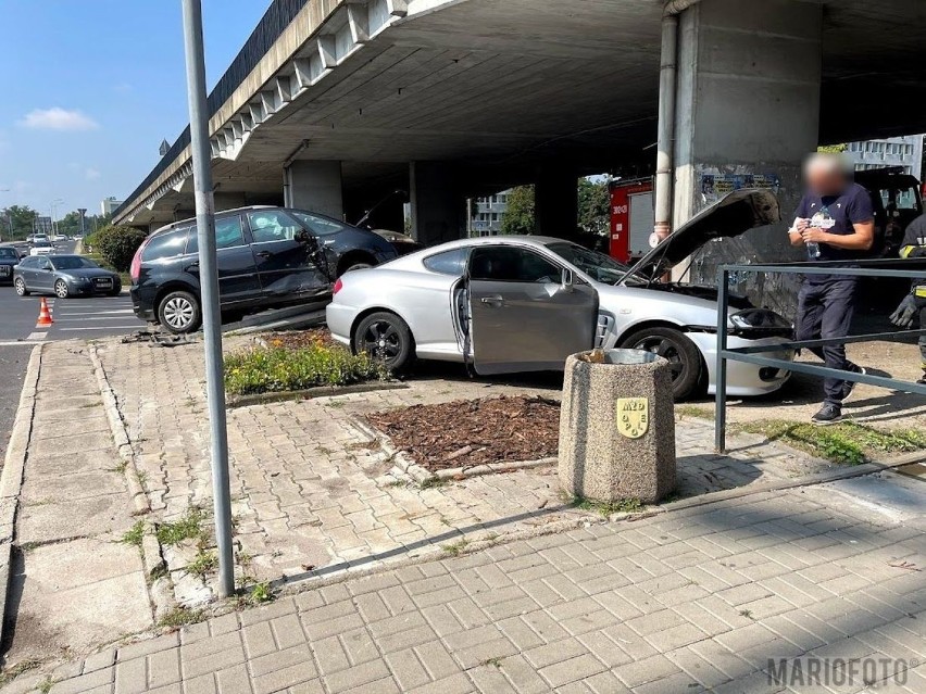Opole. Zderzenie dwóch samochodów na rondzie na pl. Konstytucji 3 Maja. Jedno z aut zawisło na barierze [ZDJĘCIA]