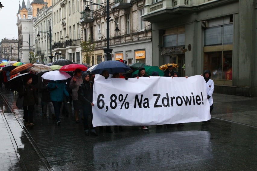 Protest medyków. Marsz poparcia na Piotrkowskiej w Łodzi [ZDJĘCIA]