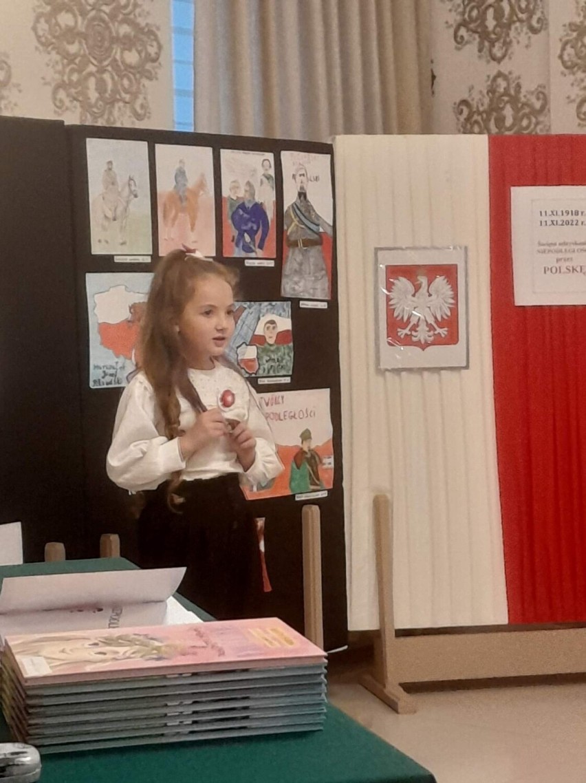 W „Malwie” w Ostrowcu recytowali wiersze z okazji Święta Niepodległości. Laureaci otrzymali dyplomy i nagrody. Zobacz zdjęcia 