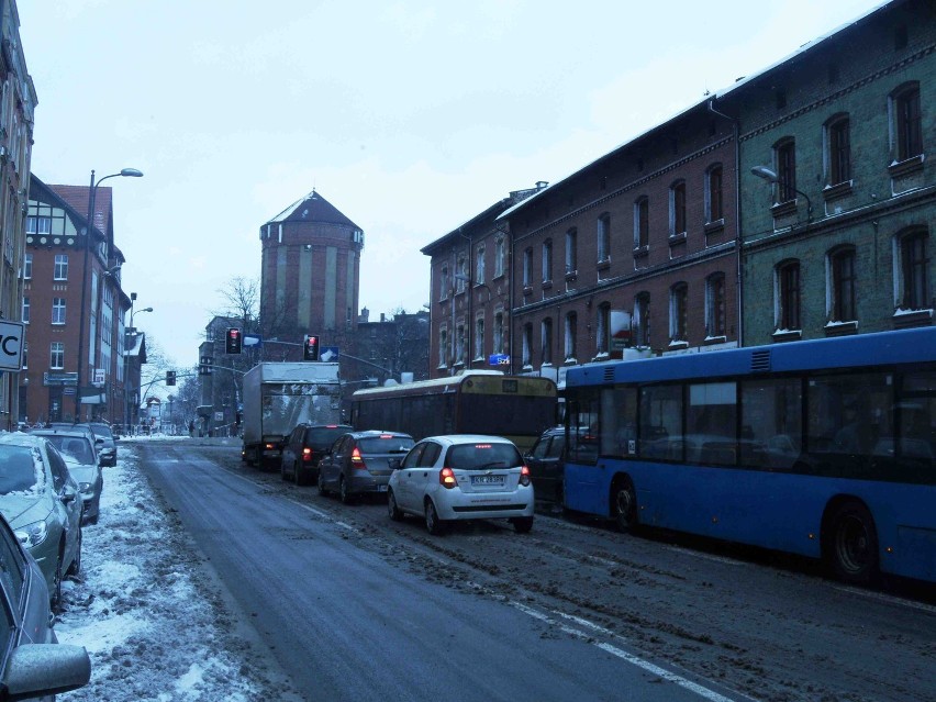 Atak zimy w Rudzie Ślaskiej. Śnieg utrudnia komunikację