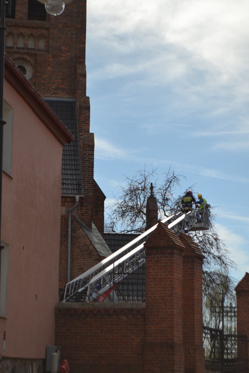 Strażacy usunęli uszkodzone dachówki