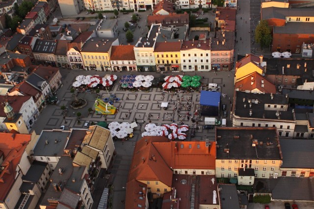 Rybnik - wytyczony podczas lokacji miasta (XIII-XIV w.) na miejscu... dawnego stawu. Chlubi się fontanną ze wspaniałą rzeźbą św. Jana Nepomucena z 1736 roku. Na uwagę zasługuje stary ratusz z wieżą zegarową, w którym dziś mieści się USC i muzeum. JACK