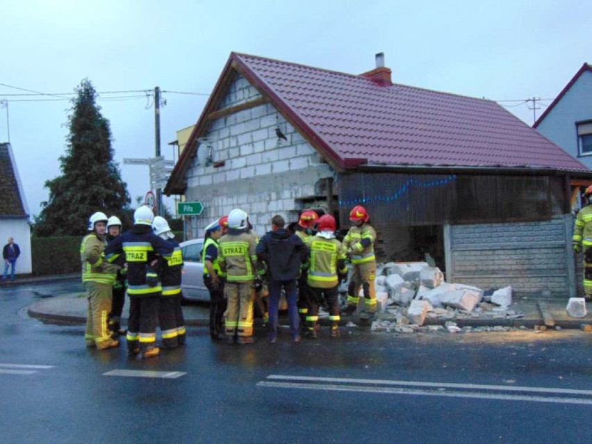 O krok od tragedii. Samochód uderzył w dom w Budzyniu [ZDJĘCIA]