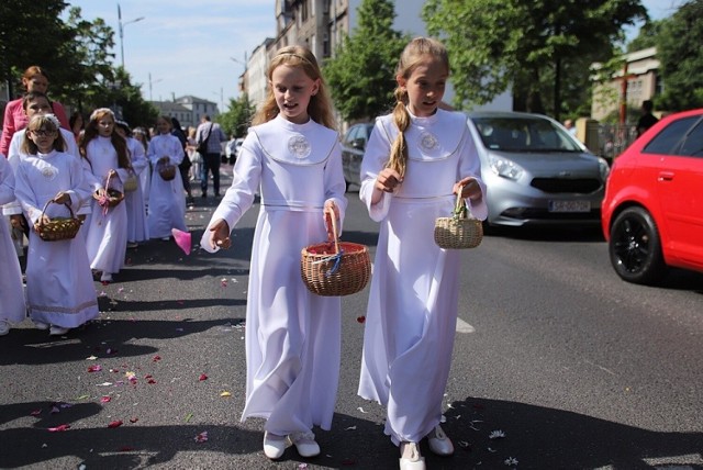 W Rybniku w procesji w centrum miasta uczestniczyli wierni z czterech parafii. Mowa o kościołach: Królowej Apostołów, Bazylice, pod wezwaniem Matki Boskiej Bolesnej oraz Franciszkanów