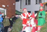 Jarmark Świąteczny przy Powiatowym Centrum Wsparcia w Tucholi. Z Mikołajem, śnieżynkami i psem Bąbikiem [zdjęcia]