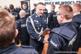 Nowi policjanci i policjantki w komisariatach. Ile zarabia młody policjant? Foto