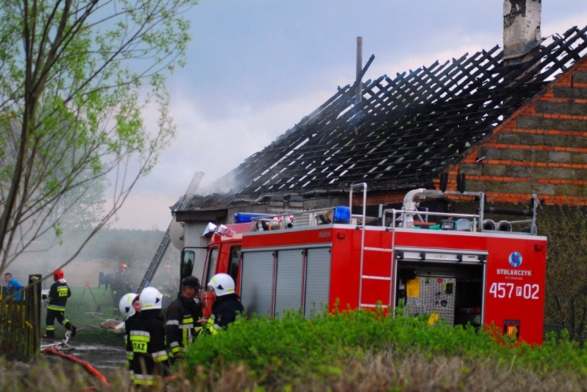 Pożar w Suchorzewku: Spłonął dom. Dwie rodziny bez dachu nad...