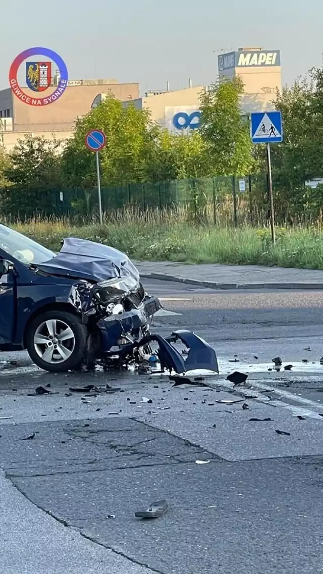 Dziś rano, około godziny 7, na skrzyżowaniu ulic Leonarda Da Vinci i Wyczółkowskiego w Gliwicach doszło do groźnej stłuczki z udziałem dwóch samochodów osobowych. 