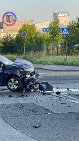 Wyglądające groźne zdarzenie na trudnym skrzyżowaniu w Gliwicach. W sobotę rano służby ratunkowe w akcji