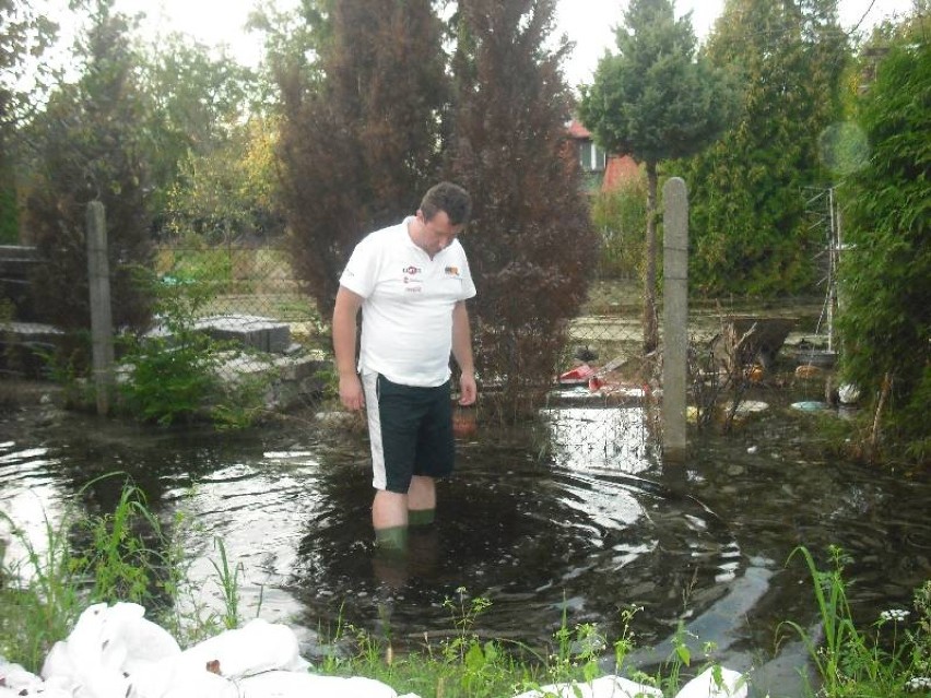 Podwórko Jerzego Nowaka jest stale zalewane przez wodę