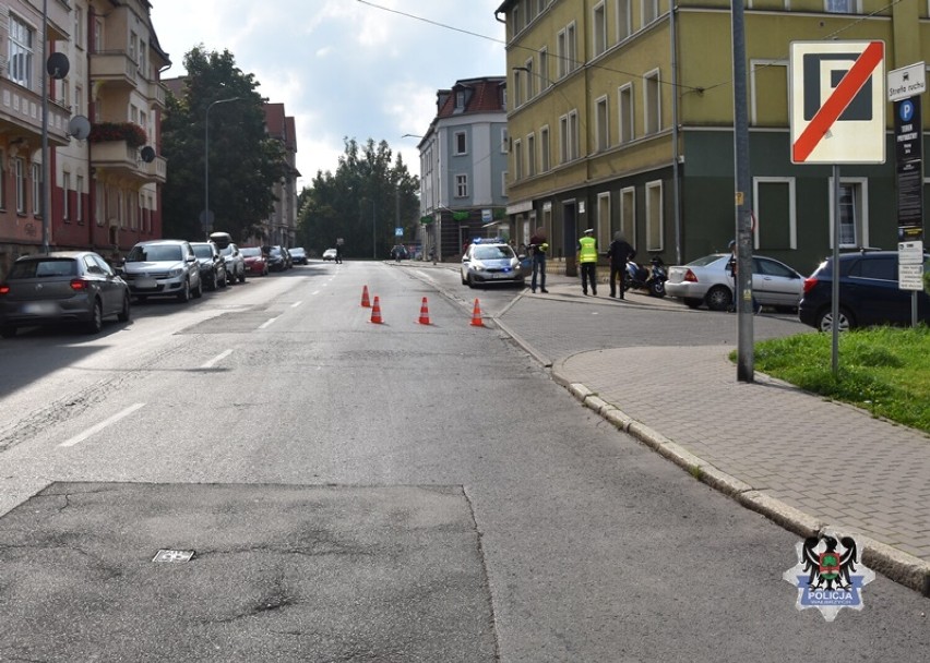 Wypadek w centrum Wałbrzycha. Samochód zderzył się z...