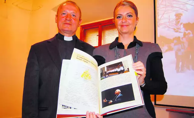 Aleksandra Topor i ks. Władysław Pachota pokazują album "Koncertowym Szlakiem"