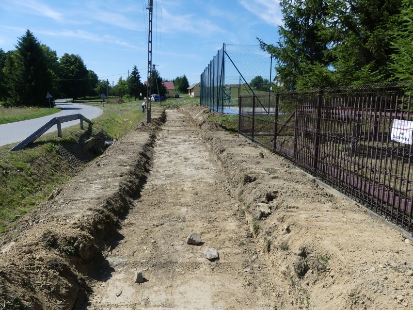 Przy drodze powiatowej w Nienaszowie budują 200-metrowy chodnik 