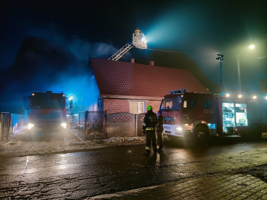 Pożar sadzy w kominie pod Mieściskiem. Na miejsce wezwano straż pożarną 