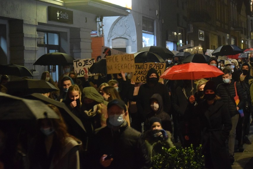 Policjanci z Rybnika pomagali podczas blokady Rybnika. Dziś kolejny protest kobiet w mieście. Rozmowa z organizatorką akcji w Rybniku