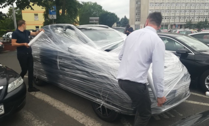 Samochód prezydenta Sieradza oklejony folią