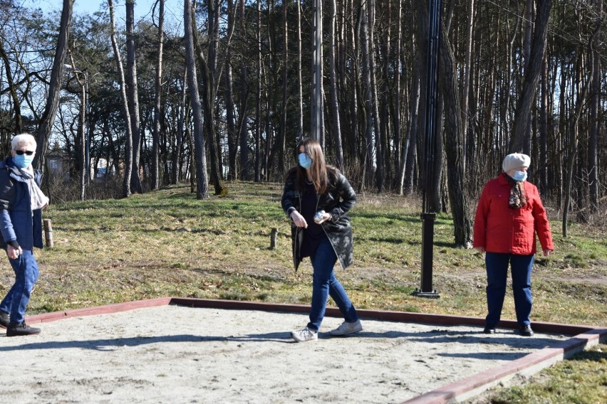 Nowy Tomyśl. Seniorzy zagrali w boule w Parku Feliksa. Ruszył nowy projekt Ośrodka Sportu i Rekreacji aktywizujący seniorów