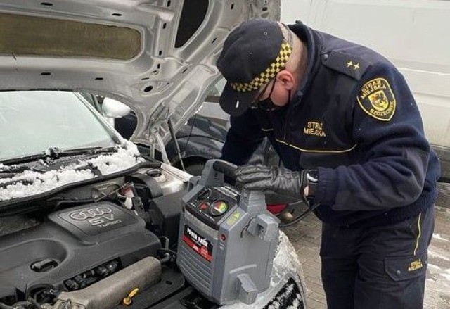 Takie urządzenie szczecineckich strażników pozwali "ożywić" zamrożone auto. Jeżeli bateria "padła" warto jednak zastanowić się nad wymianą akumulatora, bo sytuacja może się powtarzać