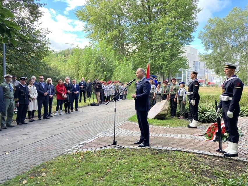 83. rocznica sowieckiej agresji na Polskę. Prezydent RP Andrzej Duda złożył w Gdyni wieniec przed pomnikiem „W Hołdzie Zesłańcom Sybiru”
