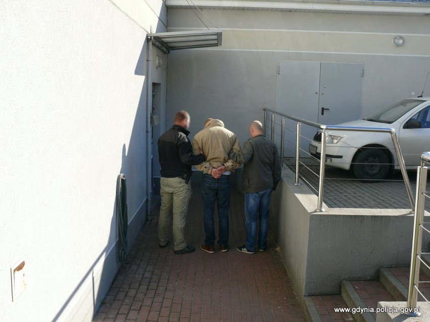 Policjanci z Gdyni zabezpieczyli 2,5 kg narkotyków. Zatrzymano pięć osób [ZDJĘCIA]