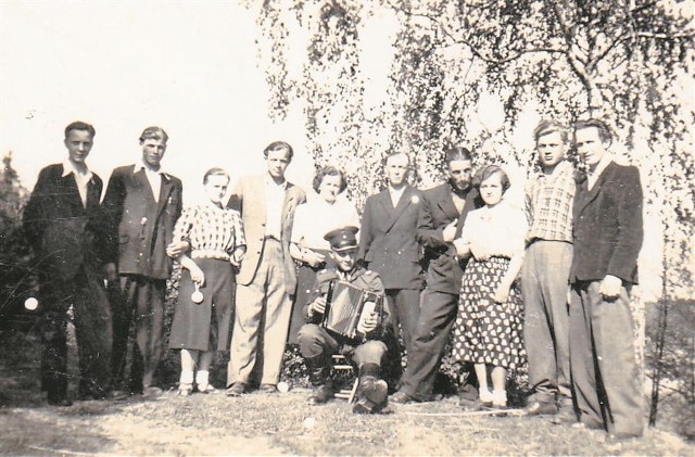 Spotkanie  znajomych i członków rodziny Wacława Kapusty w Kłudzicach, ok. 1954 roku