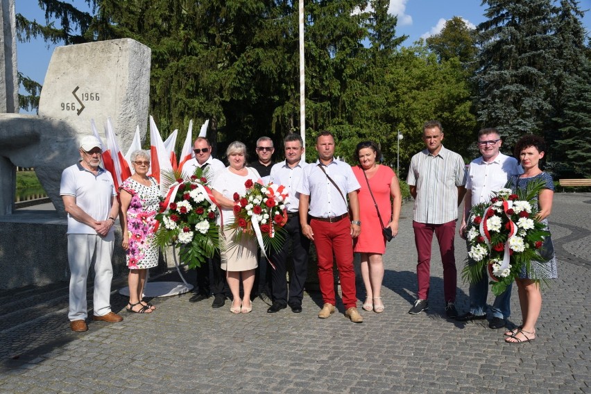Oficjalna uroczystość odbyła się przed Pomnikiem Tysiąclecia...