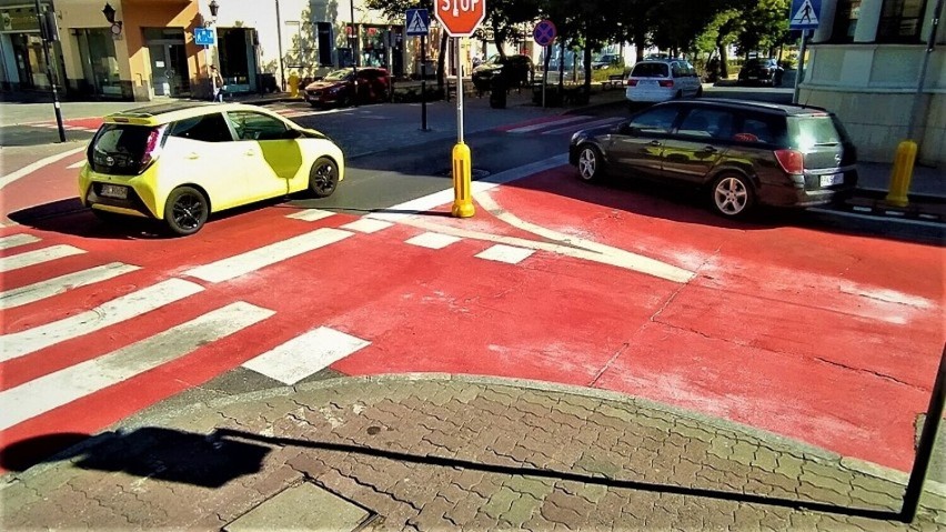 Znak Stop dotyczy również rowerzystów. Pokazujemy, gdzie należy zwolnić i zejść z roweru w Lesznie