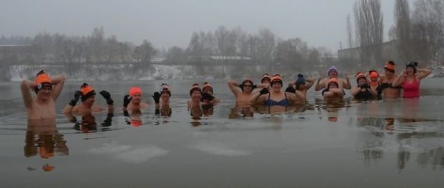 Prawdziwa zima zawitała nad zbiornik Piachy w Starachowicach. W niedzielę na Piachach było wszystko: śnieg po kolana, lekki mróz, termometr zanurzony w wodzie pokazał ledwo 1 stopień, a z nieba nieustannie sypał się biały puch. - Prawdziwie zimowo, bajecznie - tak opisał niedzielne warunki kronikarz Starachowickiego Klubu Morsów Wektor, Robert Słoka.

Zobaczcie na zdjęciach jak wyglądało morsowanie na Piachach w Starachowicach