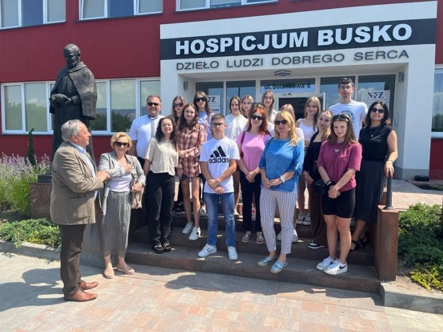 Przedstawiciele Samorządu Uczniowskiego, Szkolne Koło Caritas i Wolontariatu Liceum Ogólnokształcącego imienia Marii Curie-Skłodowskiej odwiedzili Hospicjum świętego Brata Alberta w Busku-Zdroju.