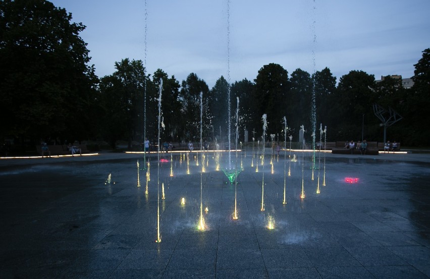 Park Szymańskiego ponownie zachwyca wieczorami. Na Wolę powróciły kolorowe fontanny