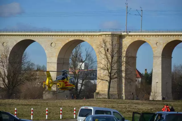 Wypadek w sakteparku w Bolesławcu, chłopiec nie miał kasku, kiedy korzystał z pumptracku. Z urazami głowy trafił do szpitala