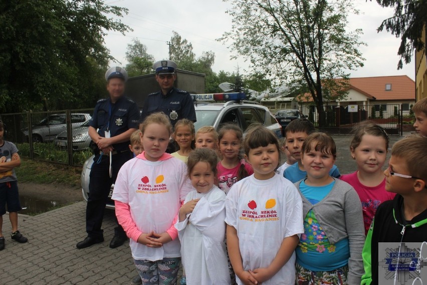 Aleksandrowscy policjanci razem z uczniami ze Zbrachlina wzięli udział w akcji „Jabłuszko-Cytrynka” 