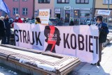 Limanowa. Członkowie KOD i Ogólnopolskiego Strajku Kobiet manifestowali w obronie 17-letniej Małgorzaty i prawa do protestowania[ZDJĘCIA]