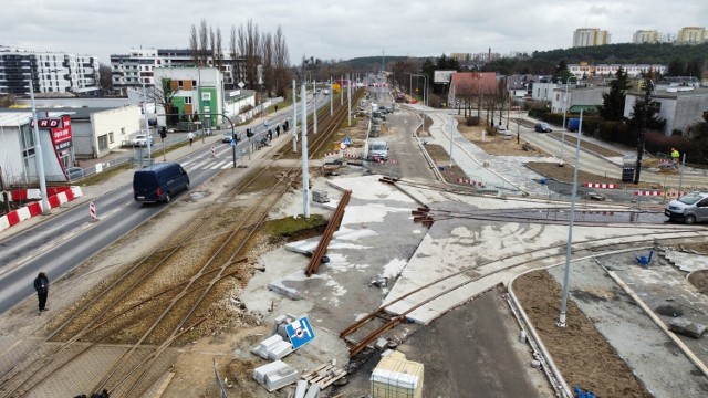 W weekend na skrzyżowaniu ulic Perłowej i Toruńskiej nastąpi montaż rozjazdów nakładkowych na torowisku i wykonany zostanie układ jednotorowy (mijanki) dla tramwajów.